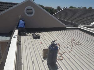 Job007 Waterproof Roof Outside Before Gas Worker