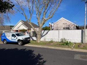 Job020 Outside with Bakkie and Wall 2